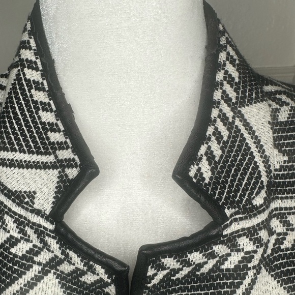 Zara Black and White Geometric Cape size XS - Picture 6 of 11